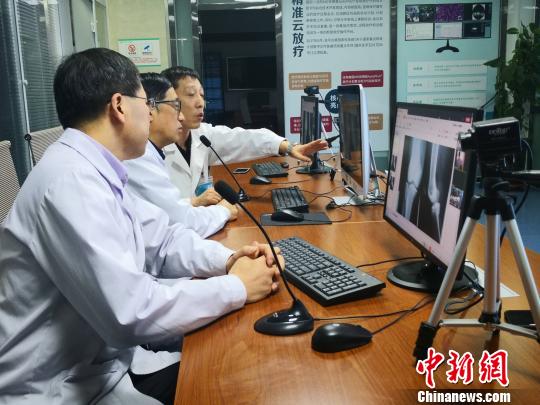 银川市第一人民医院专家查看拍片影像，进行远程会诊。　胡耀荣 摄