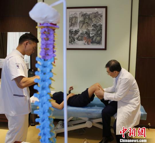 北京大学运动医学研究所所长敖英芳为患者义诊。　王晓斌 摄