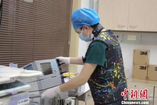 资料图：为防辐射，医护人员穿着“铅衣”。　中新社记者 赵晓 摄